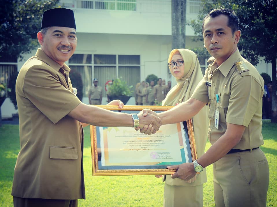 PEMBERIAN PIAGAM PENGHARGAAN OLEH PROVINSI JAWA TIMUR KEPADA KBK SIGAP KECAMATAN KLAKAH