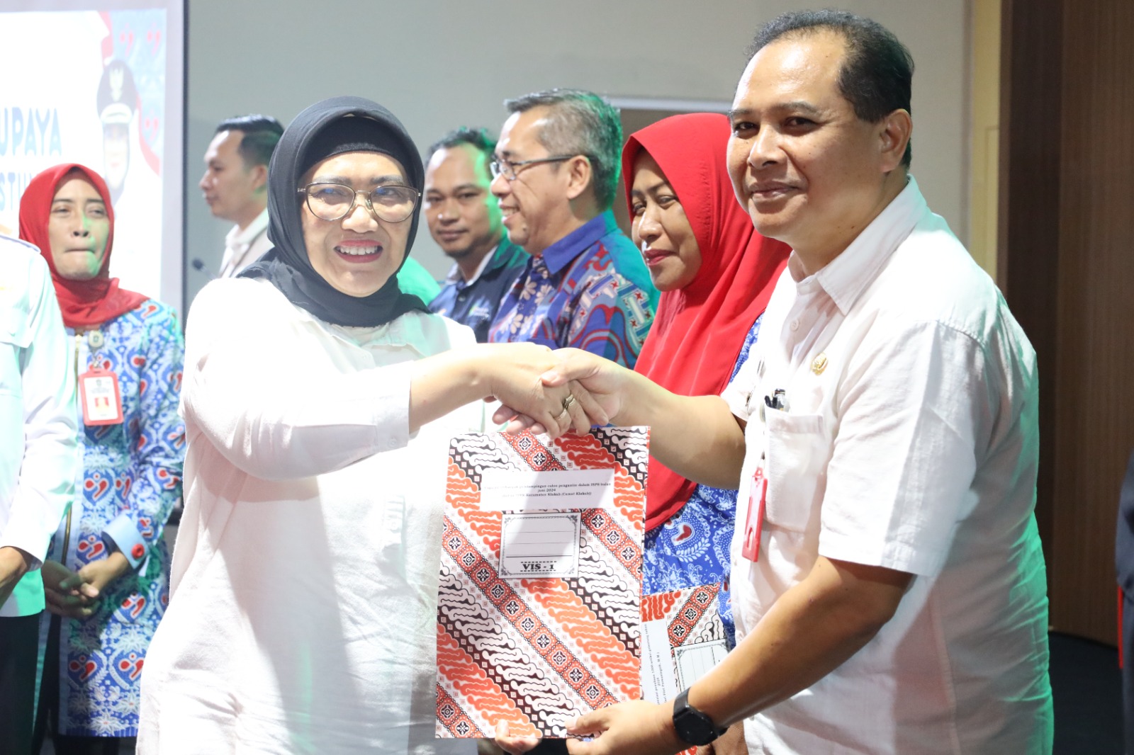 CAMAT KLAKAH MENDAPATKAN PENGHARGAAN DARI Pj. BUPATI LUMAJANG