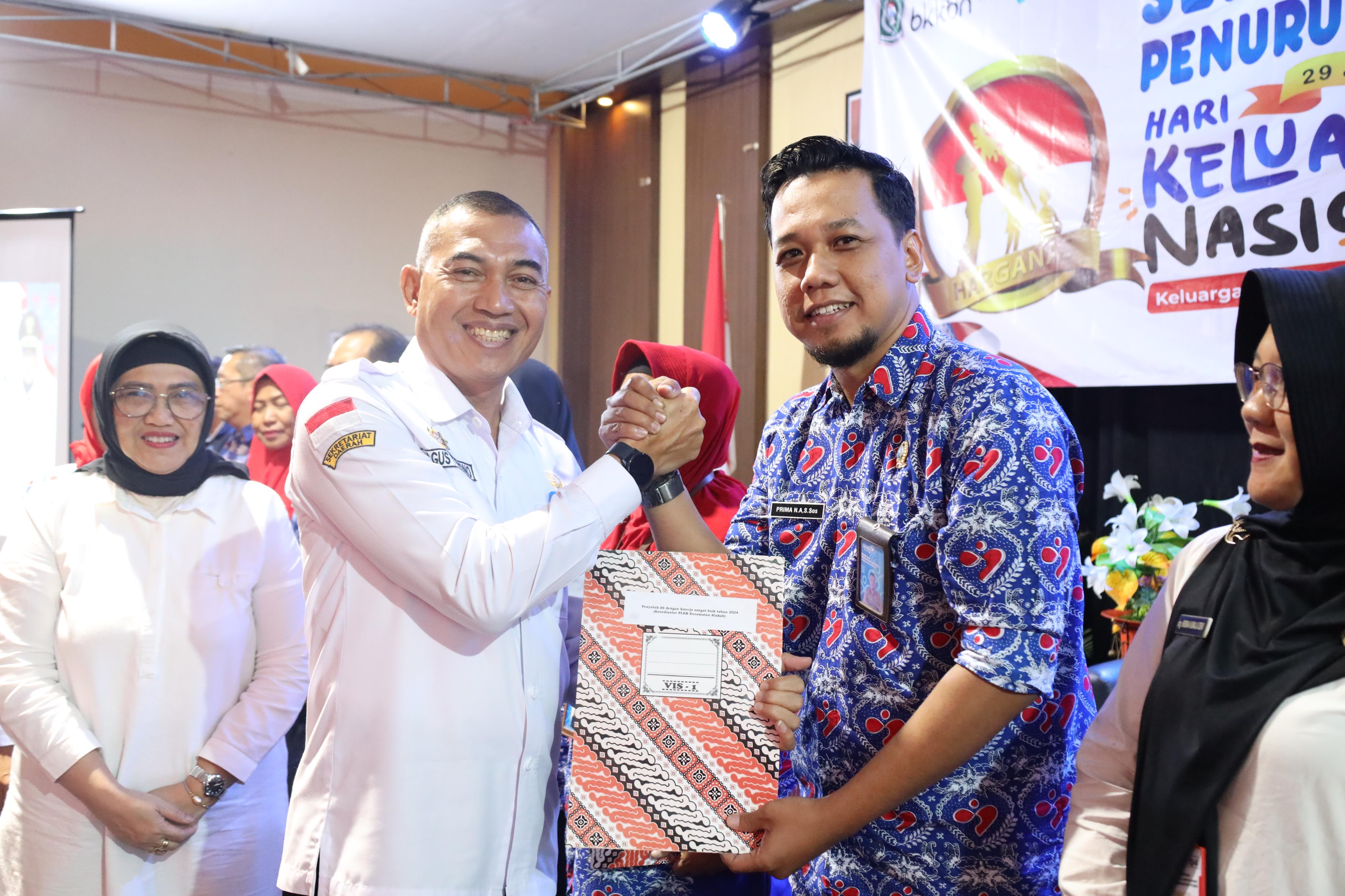 PENYULUH KB KECAMATAN KLAKAH MENDAPATKAN PENGHARGAAN DARI Pj. BUPATI LUMAJANG