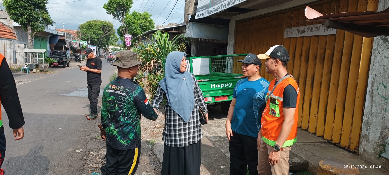 CAMAT KLAKAH BERSAMA KABID PENGELOLAAN LIMBAH DAN SAMPAH MELAKSANAKAN KERJA BAKTI DI AREA JL. STASIU