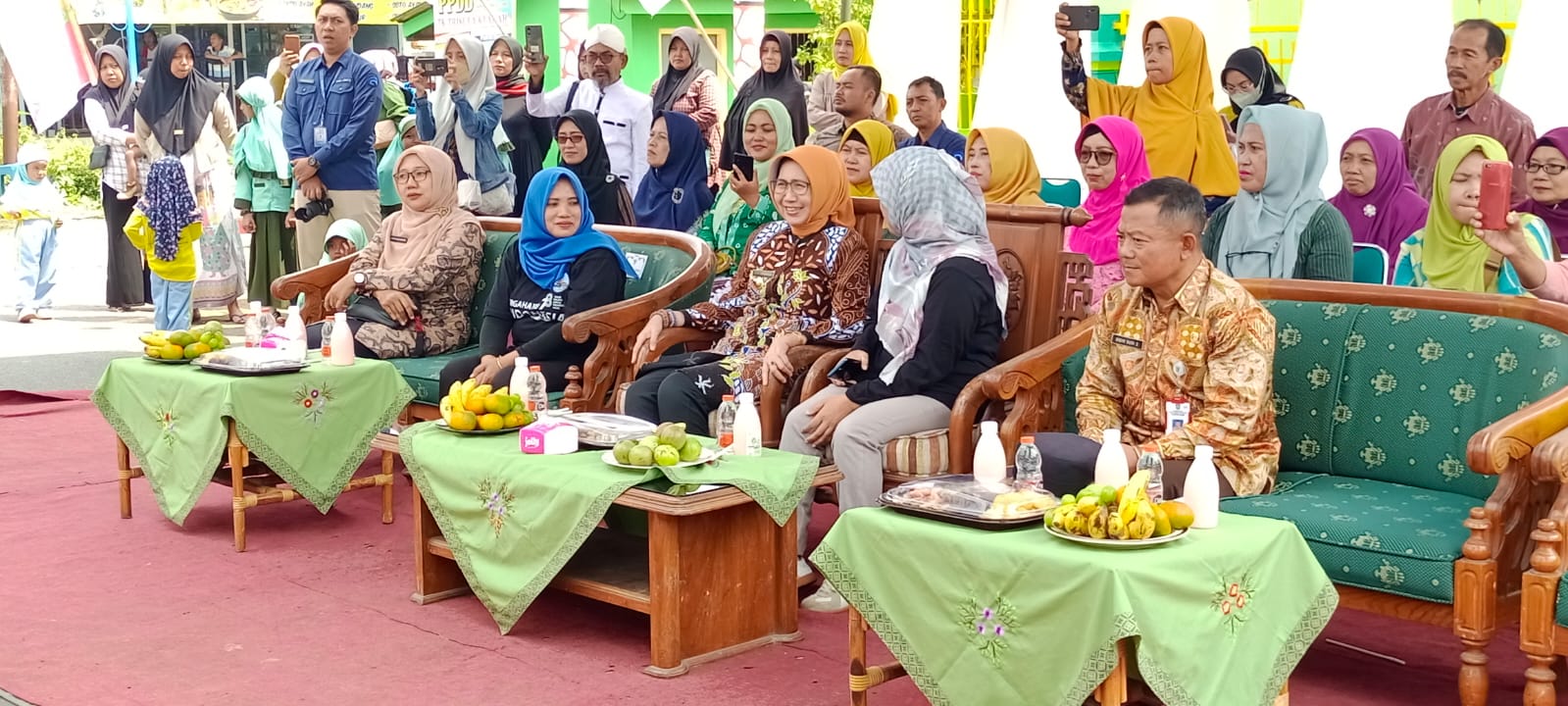 Sekretaris Kecamatan mendampingi IBU Wakil Bupati membuka Acara Dolbong (Dodolan Nok Embong) di Keca